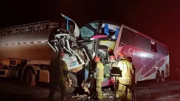 TRAGÉDIA NA BR-272, EM CAMPO MOURÃO: COLISÃO ENTRE CAMINHÃO E ÔNIBUS DE TURISMO DEIXA TRÊS MORTOS E UM FERIDO