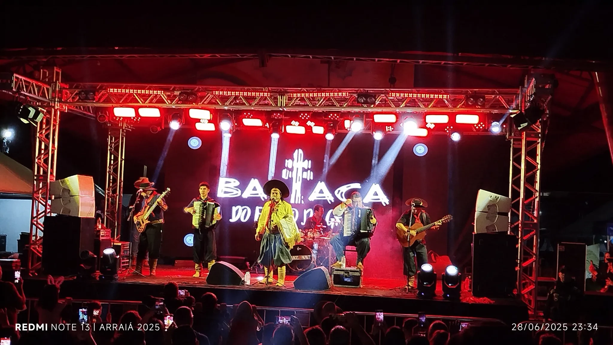 Noite de Tradição e Alegria: Arraiá em Rondon Reúne Comunidade com Apresentações Escolares e Show do Baitaca”